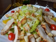 Salade César au poulet - une recette classique simple