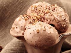 क्रीम ब्रूली आइसक्रीम.  क्रीम ब्रूली में कैलोरी.  क्रीम ब्रूली आइसक्रीम घर पर बनी क्रीम ब्रूली आइसक्रीम