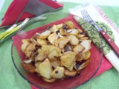 Fried potatoes with onions and garlic Fried potatoes with garlic