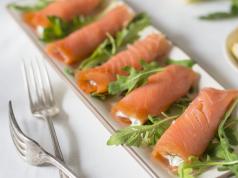 Salmon rolls with cream cheese - a quick and tasty appetizer