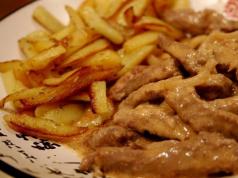 Stroganoff viçi me kërpudha porcini, porcion katering (TTK1551) Kërkesat për dizajnimin e servirjes dhe shitjes së viçit Stroganoff