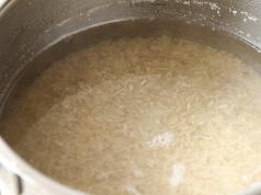 Suyla pirinç lapası yapmak için adım adım tarif