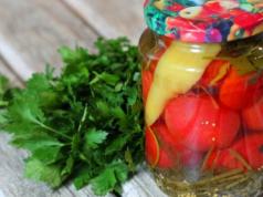 Canned tomatoes with citric acid