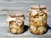 Sallatat nga kërpudhat e qumështit turshi: receta për tryezën festive dhe për çdo ditë