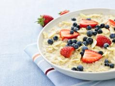 The benefits and harms of oatmeal in the morning, selection and preparation, alternative uses