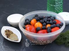 Marinated tomatoes with grapes for the winter Cherry tomatoes with grapes for the winter