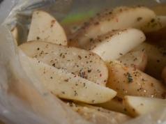 Oven potatoes with garlic and dill