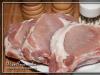 हड्डी पर सूअर का मांस काटना