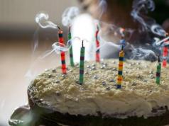 Nuk mund të shuash qirinj në tortë 1 pyetje që djali i ditëlindjes i shuan qirinjtë