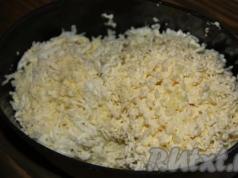 मक्खन के साथ असामान्य और स्वादिष्ट हेरिंग रोल: चरण-दर-चरण नुस्खा