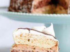 Kuru erik ile “ballı kek”: şenlikli bir tarif Ekşi krema ile basit kuru erik keki
