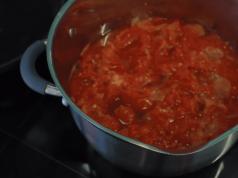 Tomato sauce with apples