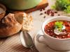 Supë me fasule pa dhjamë në tenxhere të ngadaltë me domate dhe perime të skuqura Supë mishi me fasule në tenxhere të ngadaltë