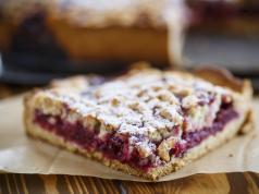 How to make pie with raspberry jam - recipe with photo