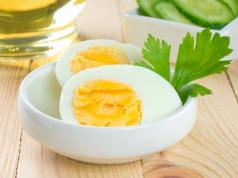 Hard-boiled eggs for breakfast: benefits and methods of preparation Benefits of boiled eggs for breakfast recipes