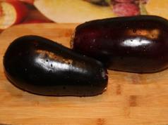 Aubergines cuites au four avec fromage et tomates