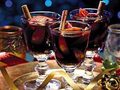 Homemade non-alcoholic juice-based mulled wines