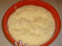 Puf böreğinden yoğunlaştırılmış sütlü kruvasanlar Puf böreğinden yoğunlaştırılmış sütlü ev yapımı kruvasanlar