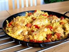 Paella สเปนร้อนใน Paella สไตล์สลาฟพร้อมหอยแมลงภู่ในหม้อหุงช้า