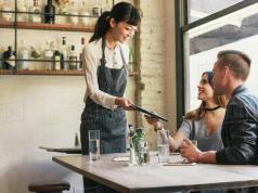 English in restaurants and cafes: useful phrases, dialogues and vocabulary